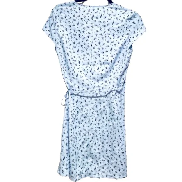NWOT- H&M Crêpe Wrap Light Blue
Floral Dress Small - Picture 8 of 11